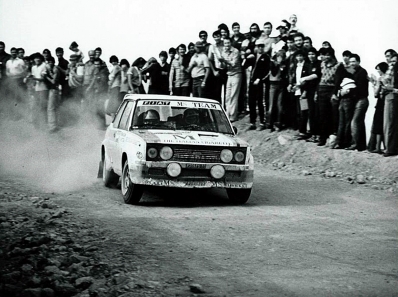 Attilio Bettega - Arnaldo Bernacchini
27º Acropolis Rally 1980. Fiat 131 Abarth (TO-P35975). Clasificado 8º.

Del 26 al 29 de Mayo, Atenas, Grecia.
Superficie: tierra.

El Rally tenia un total de 2743.86 km de los que 964 km divididos en 56 tramos eran especiales, (una de ellas fue cancelada SS55 Railway de 9,20 Km).

Se inscribieron 154 equipos, tomaron la salida 148, finalizaron 37.@
Palabras clave: ;Fiat;Abarth;Acropolis;Grecia;1980