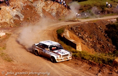 Attilio Bettega - Arnaldo Bernacchini
27º Acropolis Rally 1980. Fiat 131 Abarth (TO-P35975). Clasificado 8º.

Del 26 al 29 de Mayo, Atenas, Grecia.
Superficie: tierra.

El Rally tenia un total de 2743.86 km de los que 964 km divididos en 56 tramos eran especiales, (una de ellas fue cancelada SS55 Railway de 9,20 Km).

Se inscribieron 154 equipos, tomaron la salida 148, finalizaron 37.@
Palabras clave: ;Fiat;Abarth;Acropolis;Grecia;1980