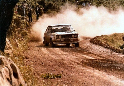 Attilio Bettega - Arnaldo Bernacchini
27º Acropolis Rally 1980. Fiat 131 Abarth (TO-P35975). Clasificado 8º.

Del 26 al 29 de Mayo, Atenas, Grecia.
Superficie: tierra.

El Rally tenia un total de 2743.86 km de los que 964 km divididos en 56 tramos eran especiales, (una de ellas fue cancelada SS55 Railway de 9,20 Km).

Se inscribieron 154 equipos, tomaron la salida 148, finalizaron 37.@
Palabras clave: ;Fiat;Abarth;Acropolis;Grecia;1980