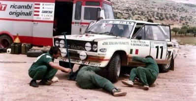 Asistencia en el 27º Acropolis Rally 1980
En el Fiat 131 Abarth (TO-P35975) de Attilio Bettega - Arnaldo Bernacchini, clasificado 8º.

Del 26 al 29 de Mayo, Atenas, Grecia.
Superficie: tierra.

El Rally tenia un total de 2743.86 km de los que 964 km divididos en 56 tramos eran especiales, (una de ellas fue cancelada SS55 Railway de 9,20 Km).

Se inscribieron 154 equipos, tomaron la salida 148, finalizaron 37.@
Palabras clave: ;Fiat;Abarth;Acropolis;Grecia;1980;Asistencias