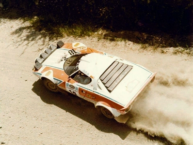 Tassos Livieratos "Siroco" - Emmanouel (Manólis)
27º Acropolis Rally 1980. Lancia Stratos HF. Clasificado 9º.

Del 26 al 29 de Mayo, Atenas, Grecia.
Superficie: tierra.

El Rally tenia un total de 2743.86 km de los que 964 km divididos en 56 tramos eran especiales, (una de ellas fue cancelada SS55 Railway de 9,20 Km).

Se inscribieron 154 equipos, tomaron la salida 148, finalizaron 37.@
Palabras clave: Lancia;Stratos;Acropolis;Grecia;1980