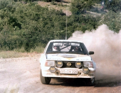 Klaus-Joachim (Jochi) Kleint - Gunter Wanger
27º Acropolis Rally 1980. Opel Ascona 400 (GG-CH 226). Clasificado 11º.

Del 26 al 29 de Mayo, Atenas, Grecia.
Superficie: tierra.

El Rally tenia un total de 2743.86 km de los que 964 km divididos en 56 tramos eran especiales, (una de ellas fue cancelada SS55 Railway de 9,20 Km).

Se inscribieron 154 equipos, tomaron la salida 148, finalizaron 37.@
Palabras clave: Jochi_Kleint;Opel;Ascona;Acropolis;Grecia;1980
