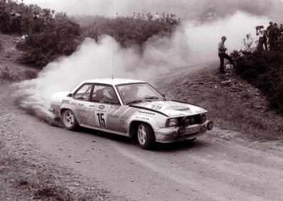 Klaus-Joachim (Jochi) Kleint - Gunter Wanger
27º Acropolis Rally 1980. Opel Ascona 400 (GG-CH 226). Clasificado 11º.

Del 26 al 29 de Mayo, Atenas, Grecia.
Superficie: tierra.

El Rally tenia un total de 2743.86 km de los que 964 km divididos en 56 tramos eran especiales, (una de ellas fue cancelada SS55 Railway de 9,20 Km).

Se inscribieron 154 equipos, tomaron la salida 148, finalizaron 37.@
Palabras clave: Jochi_Kleint;Opel;Ascona;Acropolis;Grecia;1980