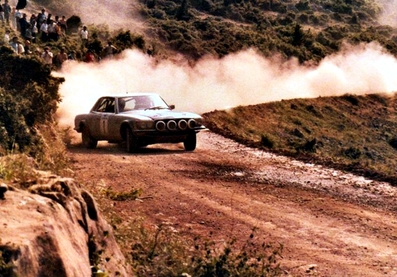 Bjorn Waldegard - Hans Thorszelius
27º Acropolis Rally 1980. Mercedes-Benz 450 SLC 5.0 (S-DY 6608). Abandonó por la junta de culata en SS48 New Leondarion de 13.90 km.
Daimler-Benz

Del 26 al 29 de Mayo, Atenas, Grecia.
Superficie: tierra.

El Rally tenia un total de 2743.86 km de los que 964 km divididos en 56 tramos eran especiales, (una de ellas fue cancelada SS55 Railway de 9,20 Km).

Se inscribieron 154 equipos, tomaron la salida 148, finalizaron 37.@
Palabras clave: Acropolis;Grecia;Mercedes;Benz;SLC;1980