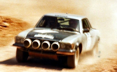 Bjorn Waldegard - Hans Thorszelius
27º Acropolis Rally 1980. Mercedes-Benz 450 SLC 5.0 (S-DY 6608). Abandonó por la junta de culata en SS48 New Leondarion de 13.90 km.
Daimler-Benz

Del 26 al 29 de Mayo, Atenas, Grecia.
Superficie: tierra.

El Rally tenia un total de 2743.86 km de los que 964 km divididos en 56 tramos eran especiales, (una de ellas fue cancelada SS55 Railway de 9,20 Km).

Se inscribieron 154 equipos, tomaron la salida 148, finalizaron 37.@
Palabras clave: Acropolis;Grecia;Mercedes;Benz;SLC;1980