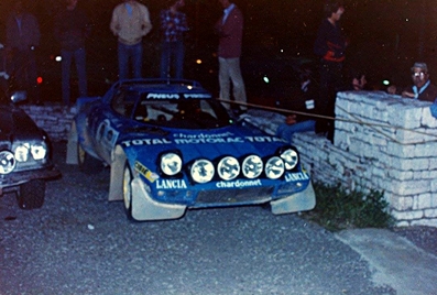 Bernard Darniche - Alain Mahé
27º Acropolis Rally 1980. Lancia Stratos HF (TO N14329). Abandonó por la dirección del coche en SS14 Aliakamon Lake de 15,20 Km.

Del 26 al 29 de Mayo, Atenas, Grecia.
Superficie: tierra.

El Rally tenia un total de 2743.86 km de los que 964 km divididos en 56 tramos eran especiales, (una de ellas fue cancelada SS55 Railway de 9,20 Km).

Se inscribieron 154 equipos, tomaron la salida 148, finalizaron 37.@
Palabras clave: ;Grecia;Acropolis;Lancia;Stratos;1980