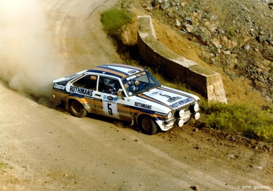 Hannu Mikkola - Arne Hertz
27º Acropolis Rally 1980. Ford Escort RS 1800 MKII (EUC 958V).
Abandonó por problemas eléctricos en SS13 Gilofon de 23.80 Km.

Del 26 al 29 de Mayo, Atenas, Grecia.
Superficie: tierra.

El Rally tenia un total de 2743.86 km de los que 956.16 km divididos en 56 tramos, eran especiales, (una de ellas fue cancelada SS55 Railway de 9,20 Km).

Se inscribieron 154 equipos, tomaron la salida 148, finalizaron 37.

© C. John Gazetas
@
Palabras clave: ;Ford;Escort;MKII;Acropolis;Grecia;1980;MKII