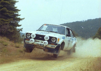 Anastasios Markouizos (Iaveris) - Kòstas Stefanis
27º Acropolis Rally 1980. Ford Escort RS 1800 MKII. Abandonó por el eje trasero en SS22 Kalivia de 6.90 km.

Del 26 al 29 de Mayo, Atenas, Grecia.
Superficie: tierra.

El Rally tenia un total de 2743.86 km de los que 956.16 km divididos en 56 tramos eran especiales (una de ellas fue cancelada SS55 Railway de 9,20 Km).

Se inscribieron 154 equipos, tomaron la salida 148, finalizaron 37.@
Palabras clave: Ford;Escort;Grecia;Acropolis;1980