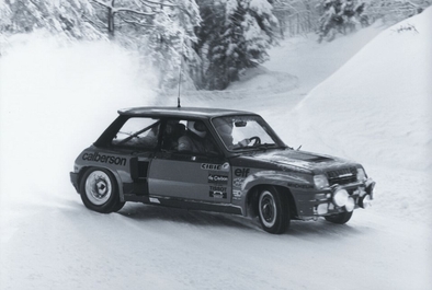 Jean Ragnotti - Jean-Marc Andrie
Renault 5 Turbo
Test para el 49º Rallye Automobile de Monte-Carlo 1981

Jean Ragnotti y Jean-Luc Thérier lucharon durante toda la prueba para mantenerse en la primera posición, hasta que en el primer tramo de la última etapa, SS25 Moulinet - La Bollène 2 (Turini) de 22.00 km, y durante su descenso, unos energúmenos tiraron nieve en una de las curvas justo antes del paso del Porsche 911 SC (4769 RP 34) de Jean-Luc Thérier, saliéndose éste de pista y perdiendo mucho tiempo para volver a ella, quedando al final de la prueba en 95º lugar.

Del 24 al 30 de Enero, Monte-Carlo.
Superficie: asfalto - nieve.

El Rally tenia un total de 3930.00 km de los que 750.00 km divididos en 32 tramos eran especiales.

Se inscribieron 274 equipos, tomaron la salida 263, finalizaron 133.
@
Palabras clave: ;Montecarlo;1981;Renault;Turbo;Tests;Test