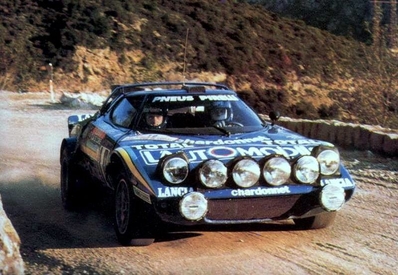 Bernard Darniche - Alain Mahé
25º Tour de Corse - Rallye de France 1981. Lancia Stratos HF (TO U62570). Clasificado 1º.
Team Chardonnet

Del 30 de Abril al 2 de Mayo, Ajaccio.
Superficie: asfalto.

El Rally tenia un total de 1613 km de los que 1144 km divididos en 24 tramos eran especiales.

Se inscribieron 126 equipos, tomaron la salida 120, finalizaron 42.@
Palabras clave: Lancia;Stratos;Corse;Corcega;1981