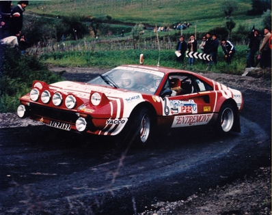 Jean-Claude Andruet  - Denise Emmanuelli
11º Rally 4 Regioni 1981. Ferrari 308 GTB (1762 JY 92) . Clasificado 1º.

Del 14 al 16 de Mayo, Salice Terme, Pàvia, Italia.
Superficie: asfalto.

Tomaron la salida 92 equipos, finalizaron 47.@
Palabras clave: ;Ferrari;GTB;Regioni;1981