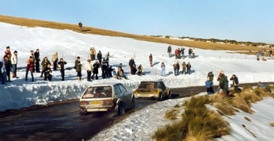 49º Rallye Automobile de Monte-Carlo 1981
En primera linea de imagen:
16# Talbot Talbot Sunbeam Lotus (PVC 999W) de Guy Fréquelin - Jean Todt dando caza al 9# Renault 5 Turbo (440 VB 91) de Jean Ragnotti - Jean-Marc Andrié.
Clasificados 2º y 1º respectivamente al final del Rally.

Del 24 al 30 de Enero, Monte-Carlo.
Superficie: asfalto - nieve.

El Rally tenia un total de 3930.00 km de los que 750.00 km divididos en 32 tramos eran especiales.

Se inscribieron 274 equipos, tomaron la salida 263, finalizaron 133.
@
Palabras clave: ;Renault;Turbo;Montecarlo;1981;Jean_Todt