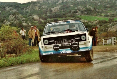 Adartico Vudafieri - Arnaldo Bernacchini
4º Rally Costa Smeralda 1981. Fiat 131 Abarth (TO R92452). Clasificado 3º.

Del 2 al 4 de Abril, Porto Cervo, Cerdeña, Italia.
Superficie: tierra.

Desconocemos de cuantos killómetros tanto totales como cronometrados constaba la prueba.

Tomaron la salida 124 equipos, finalizaron 46.@
Palabras clave: ;Fiat;Abarth;Smeralda;1981;Esmeralda