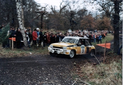 Jean Ragnotti - Martin Holmes
30º Lombard RAC Rally 1981. Renault 5 Turbo (440 VB 91). Clasificado 5º.

Del 22 al 24 de Noviembre, Chester, Cheshire, Inglaterra.
Superficie: asfalto - tierra.

El Rally tenia un total de 2720.00 km de los que 722.00 km divididos en 65 tramos eran especiales.

Se inscribieron 154 equipos, tomaron la salida 151, finalizaron 54.@
Palabras clave: ;Renault;Turbo;Gran_Bretaña;RAC_Rally;1981