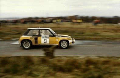 Jean Ragnotti - Martin Holmes
30º Lombard RAC Rally 1981. Renault 5 Turbo (440 VB 91). Clasificado 5º.

Del 22 al 24 de Noviembre, Chester, Cheshire, Inglaterra.
Superficie: asfalto - tierra.

El Rally tenia un total de 2720.00 km de los que 722.00 km divididos en 65 tramos eran especiales.

Se inscribieron 154 equipos, tomaron la salida 151, finalizaron 54.@
Palabras clave: ;Renault;Turbo;Gran_Bretaña;RAC_Rally;1981