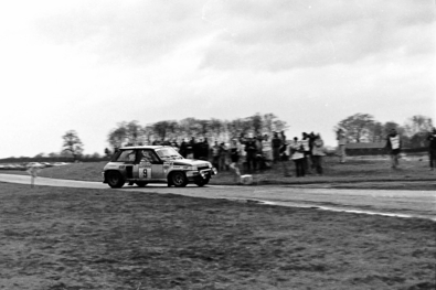 Jean Ragnotti - Martin Holmes
30º Lombard RAC Rally 1981. Renault 5 Turbo (440 VB 91). Clasificado 5º.

Del 22 al 24 de Noviembre, Chester, Cheshire, Inglaterra.
Superficie: asfalto - tierra.

El Rally tenia un total de 2720.00 km de los que 722.00 km divididos en 65 tramos eran especiales.

Se inscribieron 154 equipos, tomaron la salida 151, finalizaron 54.@
Palabras clave: ;Renault;Turbo;Gran_Bretaña;RAC_Rally;1981