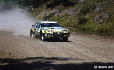 Walter Röhrl - Christian Geistdörfer
14º Int. AvD/STH Hunsrück Rallye 1981. Porsche 924 Carrera GTS (S EK 8747). Abandonó por accidente quedando 106º.

Del 31 de Julio al 1 de Agosto, en Idar Oberstein, Alemania.
Superficie: asfalto - tierra.

El Rally tenia un total de 1017.00 km de los que 566.88 km divididos en 28 tramos eran especiales.

Tomaron la salida 247 equipos, finalizaron 172.

© Herman Sels
@
Palabras clave: Walter_Röhrl;Porsche;Carrera;Hunsrück_Rallye;1981
