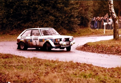 Henri Toivonen - Fred Gallagher
30º Lombard RAC Rally 1981. Talbot Sunbeam Lotus (KKV 444V). Abandonó por motor en SS19 Castle O'er de 11 Km.

Del 22 al 24 de Noviembre, Chester, Cheshire, Inglaterra.
Superficie: asfalto - tierra.

El Rally tenia un total de 2720.00 km de los que 722.00 km divididos en 65 tramos eran especiales.

Se inscribieron 154 equipos, tomaron la salida 151, finalizaron 54.@
Palabras clave: Henri_Toivonen;Talbot;Lotus;Sunbeam;Gran_Bretaña;RAC_Rally;1981