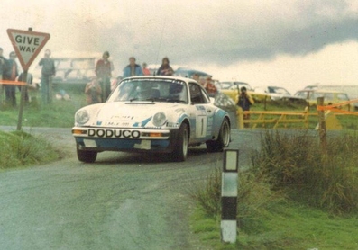 Walter Röhrl - Christian Geistdörfer
19º Rally Manx International 1981. Porsche 911 SC (LM-X 911). Abandonó por la cardán en el último tramo de la prueba, SS36 Ronague.

Del 11 al 12 de Septiembre, Douglas, Isla de Man.
Superficie: asfalto.

La prueba tenia 36 tramos cronometrados, desconocemos de cuantos kilómetros totales constaba.

Tomaron la salida 102 equipos, finalizaron 56.@
Palabras clave: Walter_Röhrl;Porsche,911;SC;Manx;1981
