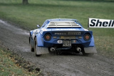 Markku Alén - Ilkka Kivimäki
30º Lombard RAC Rally 1981. Lancia Stratos HF (TO N14329). Abandonó por accidente en SS20 Kershope North.

Última aparición del Lancia Stratos en el Campeonato del Mundo de Rallys.

Del 22 al 24 de Noviembre, Chester, Cheshire, Inglaterra.
Superficie: asfalto - tierra.

El Rally tenia un total de 2720.00 km de los que 722.00 km divididos en 65 tramos eran especiales.

Se inscribieron 154 equipos, tomaron la salida 151, finalizaron 54.@
Palabras clave: Markku_Alen;Lancia;Stratos;Gran_Bretaña;1981;RAC_Rally;Inglaterra