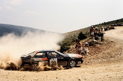 Michèle Mouton - Fabrizia Pons
28º Rally Acrópolis 1981. Audi Quattro (IN-NP 40).
Audi Sport

Excluida por un sistema que se basaba en que los faros dobles que llevaban los Audi, en uno de ellos, sacaron el vidrio y colocaron una rejilla, así contra mas velocidad, mas aire entraba y mas aspiraba el turbo.

Se retiraron alegando un problema técnico en sus coches, para no ser así­ descalificados del Mundial.
De ésta rodaron cabezas como la de Walter Tresser que fue sustituido por el gran Roland Gumpert.

Del 1 al 4 de Junio, Atenas - Piraeus, Grecia.
Superficie: tierra.

El Rally tenía un total de 2,504.60 km de los que 995.59 km divididos en 57 tramos eran especiales, (2 de ellos fueron cancelados, SS4 Neos Prodromos de 33.02 km y SS35 Mandra de 7.91 km).

Se inscribieron 133 equipos, tomaron la salida 133, finalizaron 22.
@
Palabras clave: Michele_Mouton;Audi;Quattro;Grupo_B;Acropolis;Grecia;1981