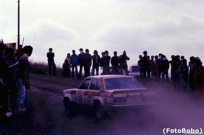 Anthony (Tony) Pond - Ian Grindrod
23º Rally de Sanremo 1981. Datsun Violet GT. Abandonó por la bomba de aceite en SS59 Colle d'Oggia 3.

Del 5 al 10 de Octubre, Sanremo, Italia.
Superficie: asfalto - tierra.

El Rally tenia un total de 2847.00 km de los que 751.06 km divididos en 61 tramos eran especiales, (2 de ellas fueron canceladas SS51 Upega de 12.35 km y SS56 San Romolo de 34.95 km).

Tomaron la salida 63 equipos, finalizaron 27.

© Alberto Anam
@
Palabras clave: Tony_Pond;Datsun;Violet;Sanreno;1981