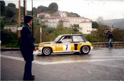Jean Ragnotti - Jean-Marc Andrié
26º Tour de Corse - Rallye de France 1982. Renault 5 Turbo (50 VP 91). Clasificado 1º.
Renault Elf

Del 6 al 8 de Mayo, Ajaccio, Córcega, Francia.
Superficie: asfalto.

El Rally tenia un total de 1616.70 km de los que 1176.10 km divididos en 27 tramos eran especiales.

Se inscribieron 181 equipos, tomaron la salida 177, finalizaron 47.@
Palabras clave: Renault;Turbo;Corcega;1982;Corse