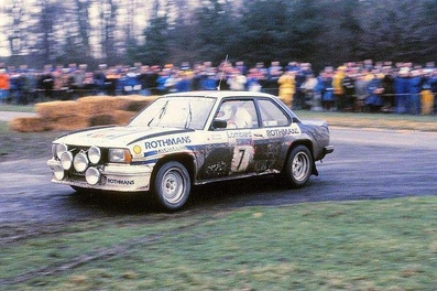 Henri Toivonen - Fred Gallagher
31º Lombard RAC Rally 1982. Opel Ascona 400 (GG-CK 217). Clasificado 3º.
Rothmans Opel Rally Team

Del 21 al 25 de Noviembre, York, Inglaterra.
Superficie: asfalto - tierra.

El Rally tenia un total de 2970.00 km de los que 711.73 km divididos en 69 tramos eran especiales, (una de ellas fue cancelada SS46 Yair de 8.53 Km).

Se inscribieron 161 equipos, tomaron la salida 146, finalizaron 63.@
Palabras clave: Henri_Toivonen;Opel;Ascona;Gran_Bretaña;1982;RAC_Rally;Inglaterra