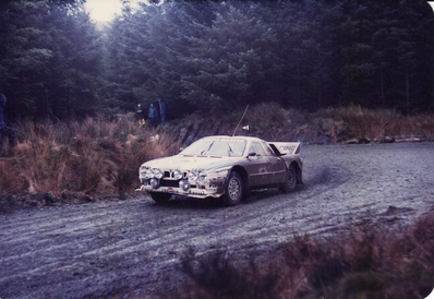 Markku Alén - Ilkka Kivimaki
31º Lombard RAC Rally 1982. Lancia Rally 037 (TO Y09062). Clasificado 4º.
Martini Racing

Del 21 al 25 de Noviembre, York, Inglaterra.
Superficie: asfalto - tierra.

El Rally tenia un total de 2970.00 km de los que 711.73 km divididos en 69 tramos eran especiales, (una de ellas fue cancelada SS46 Yair de 8.53 Km).

Se inscribieron 161 equipos, tomaron la salida 146, finalizaron 63.@
Palabras clave: Markku_Alen;Lancia;Grupo_B;Gran_Bretaña;Inglaterra;1982;Lombard_RAC_Rally