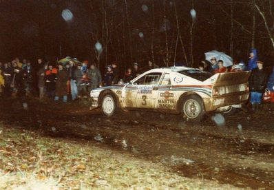 Markku Alén - Ilkka Kivimaki
31º Lombard RAC Rally 1982. Lancia Rally 037 (TO Y09062). Clasificado 4º.
Martini Racing

Del 21 al 25 de Noviembre, York, Inglaterra.
Superficie: asfalto - tierra.

El Rally tenia un total de 2970.00 km de los que 711.73 km divididos en 69 tramos eran especiales, (una de ellas fue cancelada SS46 Yair de 8.53 Km).

Se inscribieron 161 equipos, tomaron la salida 146, finalizaron 63.@
Palabras clave: Markku_Alen;Lancia;Grupo_B;Gran_Bretaña;Inglaterra;1982;Lombard_RAC_Rally
