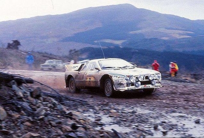 Markku Alén - Ilkka Kivimaki
31º Lombard RAC Rally 1982. Lancia Rally 037 (TO Y09062). Clasificado 4º.
Martini Racing

Del 21 al 25 de Noviembre, York, Inglaterra.
Superficie: asfalto - tierra.

El Rally tenia un total de 2970.00 km de los que 711.73 km divididos en 69 tramos eran especiales, (una de ellas fue cancelada SS46 Yair de 8.53 Km).

Se inscribieron 161 equipos, tomaron la salida 146, finalizaron 63.@
Palabras clave: Markku_Alen;Lancia;Grupo_B;Gran_Bretaña;Inglaterra;1982;Lombard_RAC_Rally