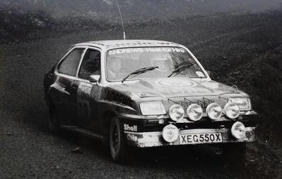 Russell Brookes - Mike Broad
31º Lombard RAC Rally 1982. Vauxhall Chevette 2300 HSR (XEG 550X). Clasificado 6º.
Andrews Heat for Hire

Del 21 al 25 de Noviembre, York, Inglaterra.
Superficie: asfalto - tierra.

El Rally tenia un total de 2970.00 km de los que 711.73 km divididos en 69 tramos eran especiales, (una de ellas fue cancelada SS46 Yair de 8.53 Km).

Se inscribieron 161 equipos, tomaron la salida 146, finalizaron 63.@
Palabras clave: Vauxhall;Chevette;Gran_Bretaña;RAC_Rally;1982;Inglaterra
