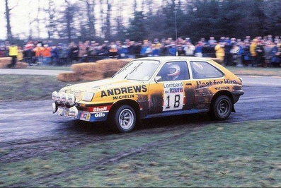 Russell Brookes - Mike Broad
31º Lombard RAC Rally 1982. Vauxhall Chevette 2300 HSR (XEG 550X). Clasificado 6º.
Andrews Heat for Hire

Del 21 al 25 de Noviembre, York, Inglaterra.
Superficie: asfalto - tierra.

El Rally tenia un total de 2970.00 km de los que 711.73 km divididos en 69 tramos eran especiales, (una de ellas fue cancelada SS46 Yair de 8.53 Km).

Se inscribieron 161 equipos, tomaron la salida 146, finalizaron 63.@
Palabras clave: Vauxhall;Chevette;Gran_Bretaña;RAC_Rally;1982;Inglaterra