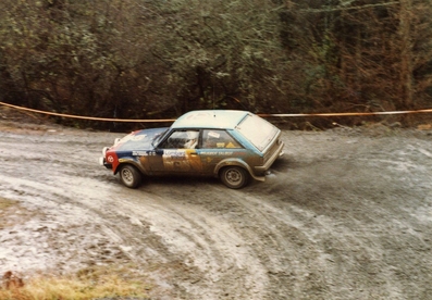Stig Blomqvist - Bjorn Cederberg
31º Lombard RAC Rally 1982. Talbot Lotus Sunbeam. BDU (111Y). Clasificado 8º.

Del 21 al 25 de Noviembre, York, Inglaterra.
Superficie: asfalto - tierra.

El Rally tenia un total de 2970.00 km de los que 711.73 km divididos en 69 tramos eran especiales, (una de ellas fue cancelada SS46 Yair de 8.53 Km).

Se inscribieron 161 equipos, tomaron la salida 146, finalizaron 63.@
Palabras clave: Stig_Blomqvist;Talbot;Sunbeam;Lotus;Gran_Bretaña;1982;RAC_Rally