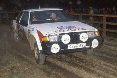 Per Eklund - Dave Whittock
31º Lombard RAC Rally 1982. Toyota Celica 2000 GT (K-SR 638). Clasificado 9º.
Toyota Team Great Britain

Del 21 al 25 de Noviembre, York, Inglaterra.
Superficie: asfalto - tierra.

El Rally tenia un total de 2970.00 km de los que 711.73 km divididos en 69 tramos eran especiales, (una de ellas fue cancelada SS46 Yair de 8.53 Km).

Se inscribieron 161 equipos, tomaron la salida 146, finalizaron 63.@
Palabras clave: Toyota_Celica;Gran_Bretaña;RAC_Rally;1982;Inglaterra