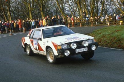 Per Eklund - Dave Whittock
31º Lombard RAC Rally 1982. Toyota Celica 2000 GT (K-SR 638). Clasificado 9º.
Toyota Team Great Britain

Del 21 al 25 de Noviembre, York, Inglaterra.
Superficie: asfalto - tierra.

El Rally tenia un total de 2970.00 km de los que 711.73 km divididos en 69 tramos eran especiales, (una de ellas fue cancelada SS46 Yair de 8.53 Km).

Se inscribieron 161 equipos, tomaron la salida 146, finalizaron 63.@
Palabras clave: Toyota_Celica;Gran_Bretaña;RAC_Rally;1982;Inglaterra