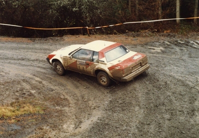Per Eklund - Dave Whittock
31º Lombard RAC Rally 1982. Toyota Celica 2000 GT (K-SR 638). Clasificado 9º.
Toyota Team Great Britain

Del 21 al 25 de Noviembre, York, Inglaterra.
Superficie: asfalto - tierra.

El Rally tenia un total de 2970.00 km de los que 711.73 km divididos en 69 tramos eran especiales, (una de ellas fue cancelada SS46 Yair de 8.53 Km).

Se inscribieron 161 equipos, tomaron la salida 146, finalizaron 63.@
Palabras clave: Toyota_Celica;Gran_Bretaña;RAC_Rally;1982;Inglaterra