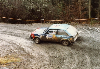Guy Frequelin - Jean-François Fauchille
31º Lombard RAC Rally 1982. Talbot Sunbeam Lotus (BDU 222Y). Clasificado 11º.
Peugeot Talbot Sport

Del 21 al 25 de Noviembre, York, Inglaterra.
Superficie: asfalto - tierra.

El Rally tenia un total de 2970.00 km de los que 711.73 km divididos en 69 tramos eran especiales, (una de ellas fue cancelada SS46 Yair de 8.53 Km).

Se inscribieron 161 equipos, tomaron la salida 146, finalizaron 63.@
Palabras clave: Talbot;Sunbeam;Gran_Bretaña;RAC_Rally;1982;Inglaterra
