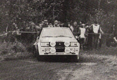 Pentti Airikkala - Juha Piironen
31º Lombard RAC Rally 1982. Mitsubishi Lancer 2000 Turbo (St944.191). Abandonó por accidente en SS9 Mailscot de 13.04 km.
Team Ralliart

Del 21 al 25 de Noviembre, York, Inglaterra.
Superficie: asfalto - tierra.

El Rally tenia un total de 2970.00 km de los que 711.73 km divididos en 69 tramos eran especiales, (una de ellas fue cancelada SS46 Yair de 8.53 Km).

Se inscribieron 161 equipos, tomaron la salida 146, finalizaron 63.@
Palabras clave: Mitsubishi;Lancer;Turbo;RAC_Rally;Gran_Bretaña;1982