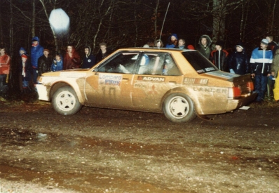Pentti Airikkala - Juha Piironen
31º Lombard RAC Rally 1982. Mitsubishi Lancer 2000 Turbo (St944.191). Abandonó por accidente en SS9 Mailscot de 13.04 km.

Del 21 al 25 de Noviembre, York, Inglaterra.
Superficie: asfalto - tierra.

El Rally tenia un total de 2970.00 km de los que 711.73 km divididos en 69 tramos eran especiales, (una de ellas fue cancelada SS46 Yair de 8.53 Km).

Se inscribieron 161 equipos, tomaron la salida 146, finalizaron 63.@
Palabras clave: Mitsubishi;Lancer;Turbo;RAC_Rally;Gran_Bretaña;1982