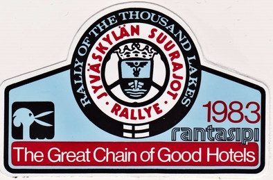 33º 1000 Lakes Rally 1983
PLACA
Prueba 9 de 12
Fecha: desde el viernes 26 de agosto de 1983 hasta el domingo 28 de agosto de 1983
Sede del Rally: Jyvaskyla
Director de carrera: Veikko Partanen
Superficie: Grava
El Rally tenia un total de 1461 km de los que 473 km divididos en 50 tramos, eran especiales.
Se inscribieron 180 equipos, tomaron la salida 174, finalizaron 71.
Palabras clave: ;Finlandia;1983