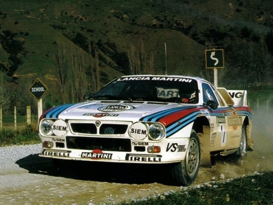 Walter Röhrl - Christian Geistdörfer
13º Sanyo Rally of New Zealand 1983. Lancia Rally 037 (TO X98907). Clasificado 1º.

Éste Rally disputado en su totalidad sobre superficie de grava habi­an 2 especiales con mas de 50 Km, SS11 y SS28, dos de mas de 60 Km, SS13 y SS14, otra de mas de 70 Km, SS30, y una mas, SS19 de 95.09 Km.

Del 25 al 28 de Junio, Auckland, Nueva Zelanda.
Superficie: tierra.

El Rally tenia un total de 2.622 km de los que 1071.09 km divididos en 33 tramos eran especiales.

Tomaron la salida 59 equipos, finalizaron 33.
@
Palabras clave: Walter_Röhrl;Lancia;Nueva_Zelanda;Grupo_B;1983