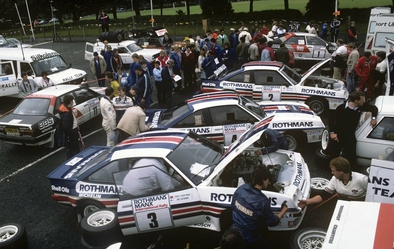Asistencia del Equipo Rothmans Opel Rally Team en el 21º Rothmans Manx International Rally 1983
#3 Opel Manta 400 (GG-CP 680) de Ari Vatanen - Terry Harryman, clasificado 2º.

#4 Opel Manta 400 (GG-CT 310) de Jimmy McRae - Ian Grindrod, abandonó por el eje trasero en SS 21 Abbeylands.

#2 Opel Manta 400 (GG-CT 361) de Henri Toivonen - Fred Gallagher, clasificado 1º.

Al fondo de la imagen podemos ver el #1 Audi Quattro A1 de Stig Blomqvist - Björn Cederberg (MVV 44Y) abandonó por motor a 4 tramos del final, SS45 Brandywell.

En el lado izquierdo el #11 Audi 80 Quattro de Harald Demuth - Arwed Fischer, clasificado 10º.

Del 14 al 17 de Septiembre, Douglas, Isla de Man.
Superficie: asfalto.

El Rally constaba de 49 tramos cronometrados (5 de ellos fueron cancelados, SS22 Eairy, SS24 St. Aarvey, SS25 Cronk, SS26 Lhen y SS27 Druidale).
Desconocemos los kilómetros tanto cronometrados como totales de la prueba.

Tomaron la salida 120 equipos, finalizaron 48.
@
Palabras clave: Henri_Toivonen;Jimmy_McRae;Stig_Blomqvist;Audi;Quattro;Manx;Asistencias;Opel;Manta;Grupo_B;1983
