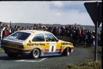 Russell Brookes - Mike Broad
44º Rothmans Circuit of Ireland Rally 1983. Vauxhall Chevette 2300 HSR (XEG 550X). Clasificado 1º.
Andrews Heat for Hire

Del 1 al 5 de Abril, Belfast, Irlanda del Norte.

El Rally tenia un total de 864.82 Km cronometrados divididos en 5 etapas y 54 tramos eran especiales (2 de ellos fueron cancelados SS34 Glen Ellen de 13.26 km y SS41 Ballybuck de 17.28km).

Tomaron la salida 105 equipos, finalizaron 34.@
Palabras clave: Vauxhall_Chevette;Grupo_B;Circuit_Ireland;Irlanda;1983