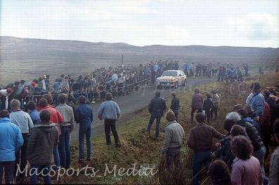Russell Brookes - Mike Broad
44º Rothmans Circuit of Ireland Rally 1983. Vauxhall Chevette 2300 HSR (XEG 550X). Clasificado 1º.
Andrews Heat for Hire

Del 1 al 5 de Abril, Belfast, Irlanda del Norte.

El Rally tenia un total de 864.82 Km cronometrados divididos en 5 etapas y 54 tramos eran especiales (2 de ellos fueron cancelados SS34 Glen Ellen de 13.26 km y SS41 Ballybuck de 17.28km).

Tomaron la salida 105 equipos, finalizaron 34.@
Palabras clave: Vauxhall_Chevette;Grupo_B;Circuit_Ireland;Irlanda;1983