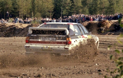 Stig Blomqvist - Bjorn Cederberg
33º 1000 Lakes Rally 1983. Audi Quattro A2 (IN-YA 34). Clasificado 2º.

Del 26 al 28 de Agosto, Jyväskylä, Finlandia.
Superficie: tierra.

El Rally tenia un total de 1461.00 km de los que 472.63 km divididos en 50 tramos, eran especiales.

Se inscribieron 180 equipos, tomaron la salida 174, finalizaron 71.@
Palabras clave: Stig_Blomqvist;Audi;Quattro;Finlandia;Grupo_B;1983