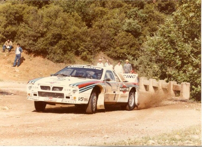 Markku Alén - Ilkka Kivimäki
30º Rothmans Acropolis Rally 1983. Lancia Rally 037. Clasificado 2º.

Del 30 de Mayo al 2 de Junio, Atenas, Grecia.
Superficie: tierra.

El Rally tenia un total de 2264 km de los que 843.30 km divididos en 45 tramos eran especiales, (uno de ellos fue cancelado SS22 Tsouka de 6.57 km).

Tomaron la salida 120 equipos, finalizaron 36.@
Palabras clave: Markku_Alen;Lancia;Rally;Grupo_B;Grecia;1983;Acropolis