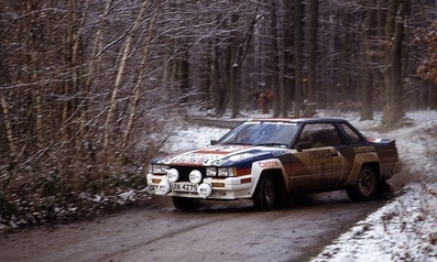 Anthony (Tony) Pond - Rob Arthur
26º Boucles de Spa - Monopole 1983. Nissan 240RS (UIA 4275). Clasificado 2º.
Team Nissan Europe

Del 4 al 6 de Febrero, Spa, Lieja, Belgica.
Superficie: asfalto.

El Rally tenia un total de 545.00 km cronometrados.
Desconocemos en cuantos tramos especiales se dividían.

Tomaron la salida 90 equipos, finalizaron 23.@
Palabras clave: Nissan;Grupo_B;Boucles_Spa;Belgica;1983;nieve