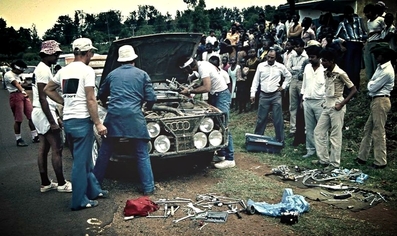 Asistencia del Equipo Audi Sport en el 31º Marlboro Safari Rally 1983
En el Audi Quattro A1 (IN-YC 19) de Michèle Mouton - Fabrizia Pons, clasificada 3ª.

Del 30 de Marzo al 4 de Abril, Nairobi, Kenya, África.
Superficie: tierra.

El Rally tenia un total de 5035 km en los que 1620.95 km se encontraban 26 controles horarios.

Tomaron la salida 78 equipos, finalizaron 22.@
Palabras clave: Michele_Mouton;Audi;Quattro;Grupo_B;Safari;1983;Womens;Mujeres;Asistencias