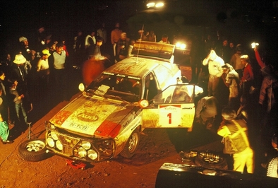 Asistencia del Equipo Audi Sport en el 31º Marlboro Safari Rally 1983
En el Audi Quattro A1 (IN-YC 19) de Michèle Mouton - Fabrizia Pons, clasificada 3ª.

Del 30 de Marzo al 4 de Abril, Nairobi, Kenya, África.
Superficie: tierra.

El Rally tenia un total de 5035 km en los que 1620.95 km se encontraban 26 controles horarios.

Tomaron la salida 78 equipos, finalizaron 22.@
Palabras clave: Michele_Mouton;Audi;Quattro;Grupo_B;Safari;1983;Womens;Mujeres;Asistencias